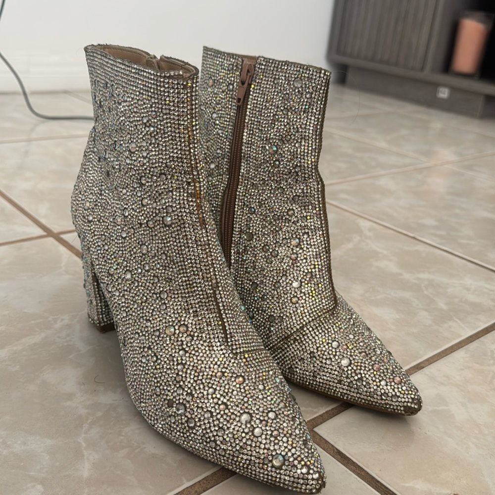 Low-cut shimmery boots